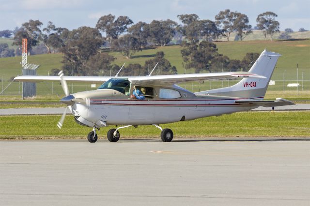 Cessna Centurion (VH-OAT) - Crawford Pastoral Co. (VH-OAT) Cessna 210N Centurion at Wagga Wagga Airport