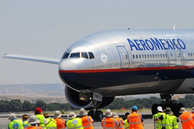 Boeing 777-200 (N745AM)