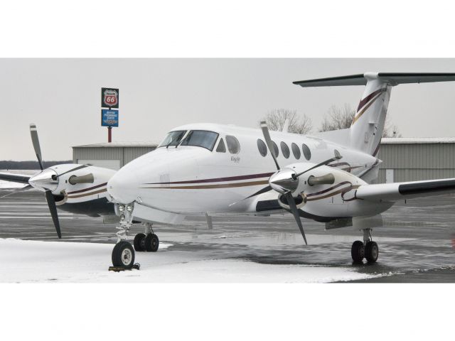 Beechcraft Super King Air 200 (N351CB) - Snow at Syracuse, NY. A very nice King Air 200, equipped with Collins ProLine21.