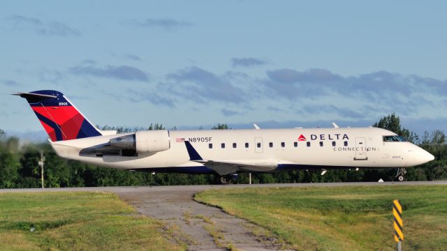 Canadair Regional Jet CRJ-200 (N8905F)