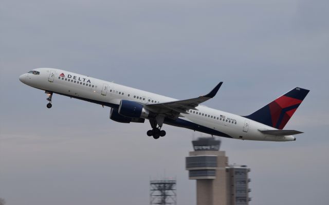 Boeing 757-200 (N695DL) - Plane spotting from MSPS public viewing location near the cargo ramp - B757-200 en route to LAX