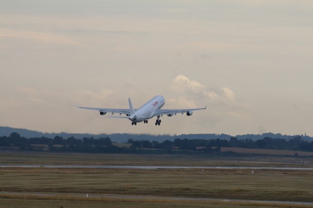 Airbus A330-300 (CS-TQM)