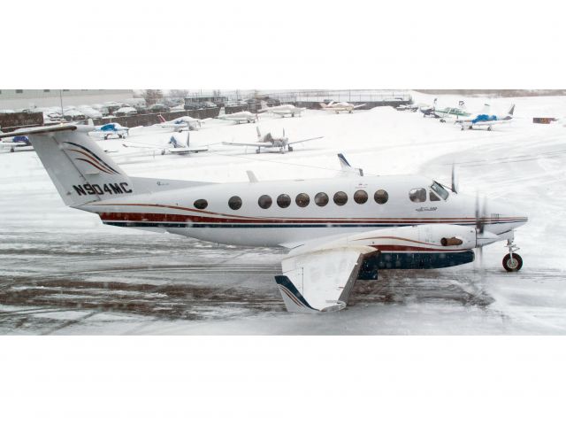 Beechcraft Super King Air 350 (N904MC) - Safe winter ops at Reliant Air.