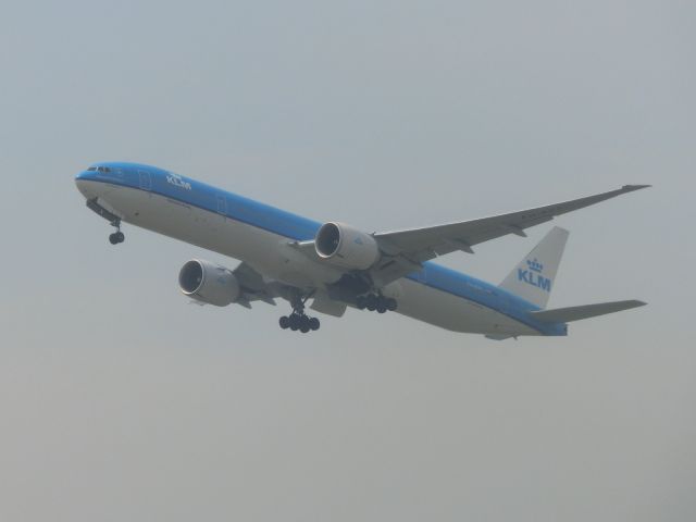 Boeing 777-200 (PH-BVK) - 95yearsがはがされてました(泣)