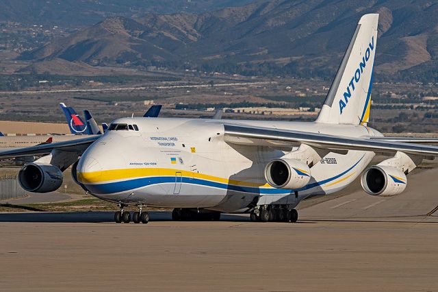 Antonov An-12 (UR-82008)