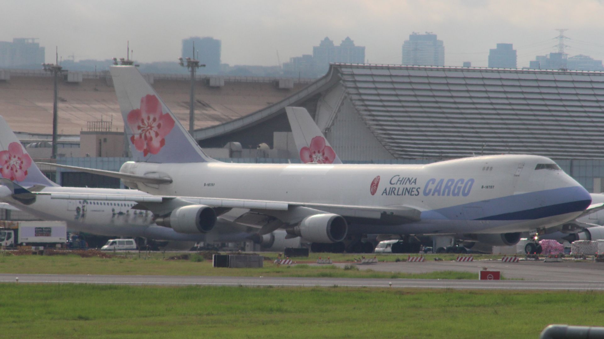 Boeing 747-400 (B-18707)