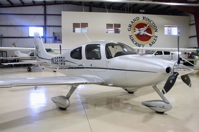 Cirrus SR-22 (N327BB)