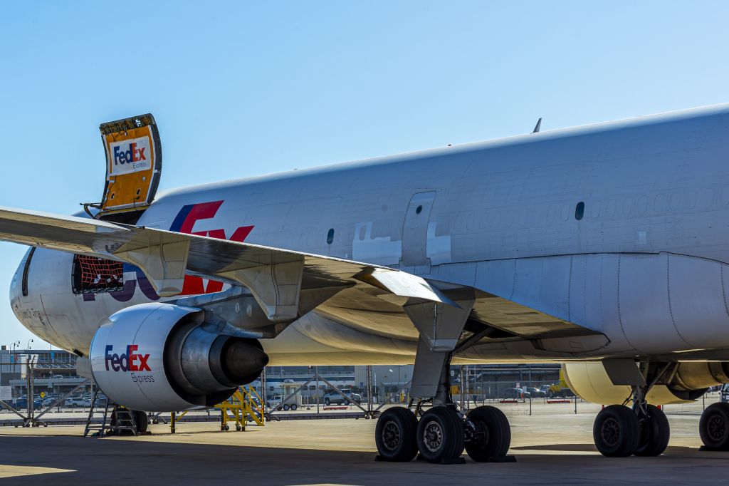 Boeing MD-11 (N607FE) - Loading @ West Ramp