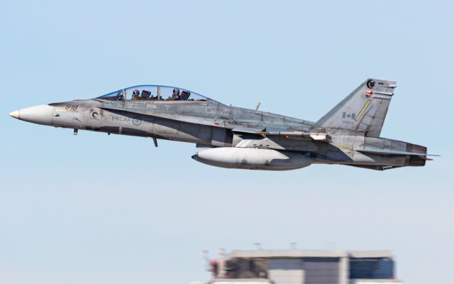 McDonnell Douglas FA-18 Hornet (18-8918)