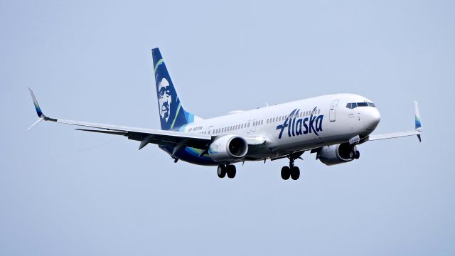 Boeing 737-900 (N272AK) - ASA9412 from KLAS on final to Rwy 16R on 1.16.21. (B737-990ER(WL) / ln 6367 / cn 44112).