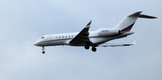 Bombardier Global 5000 (N117QS) - On short final is this 2016 Bombardier Global Express 5000 in the Winter of 2023.