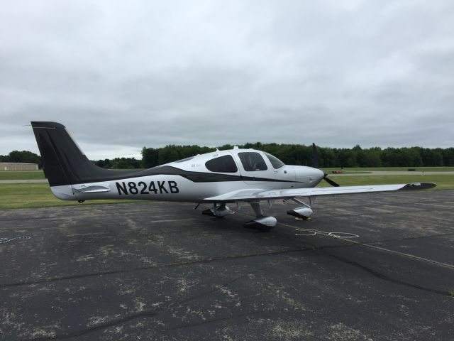 Cirrus SR-22 (N824KB)