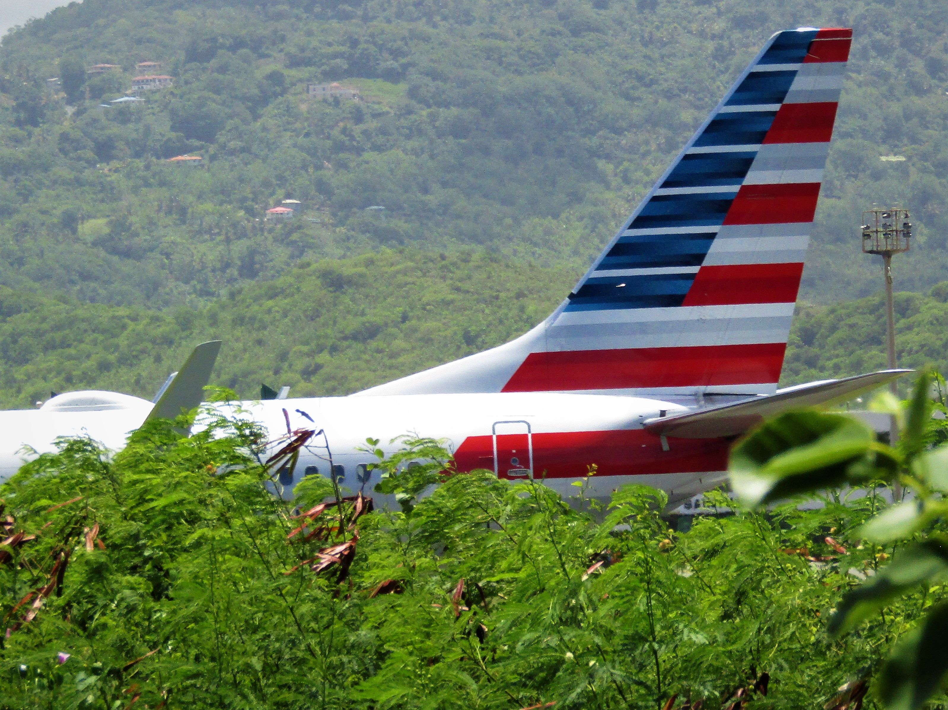 Boeing 737-800 (N966NN)