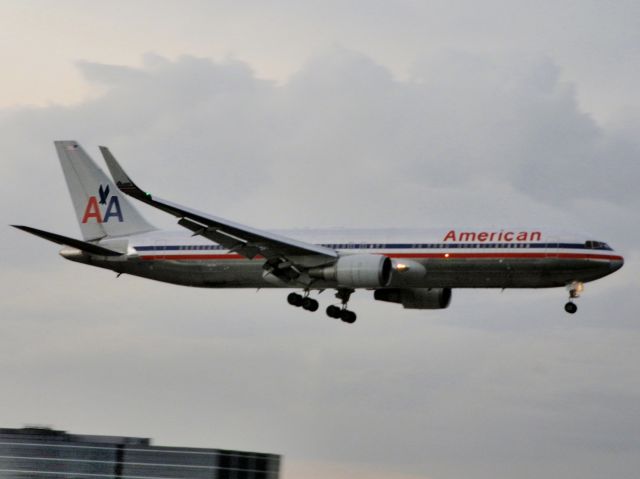 BOEING 767-300 (N397AN)