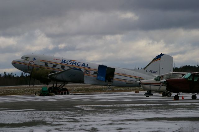 Douglas DC-3 (F-QOBC) - DC-3 en maintenance chez Air Creebec, aéroport Val-d'Or