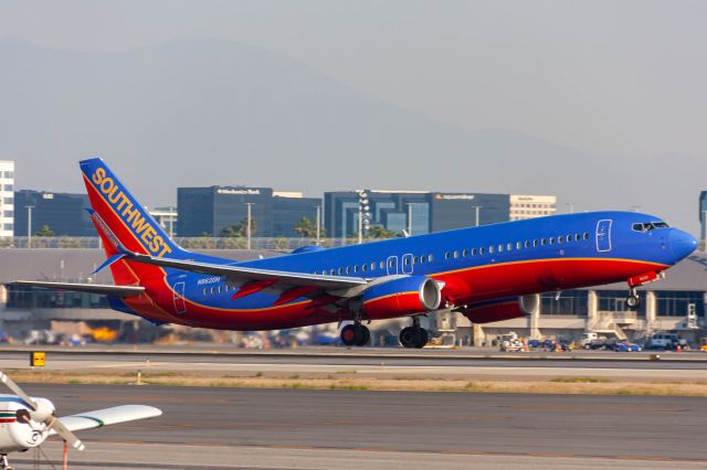 Boeing 737-700 (N8620H)
