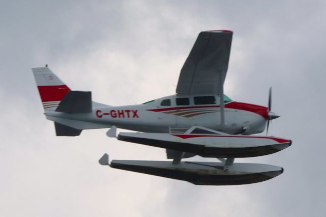 Cessna 206 Stationair (C-GHTX) - C-GHTX Cessna Super Skywagon 206-C Survolant le fleuve St-Laurent QC. à Lavaltrie Le 21-07-2024 à 14:29.