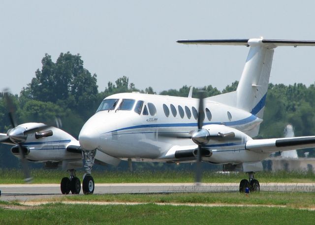 Beechcraft Super King Air 350 (N43BG) - Taxiing to runway 14 at the Shreveport Downtown airport.