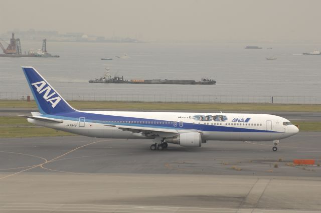 BOEING 767-300 (BON8342) - Taxi at Haneda Intl Airport on 2009/10/22 "Saka no ue no Kumo" TV Drama Title
