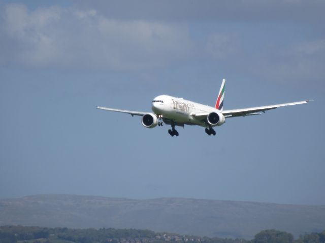 Boeing 777-200 (A6-ENS)