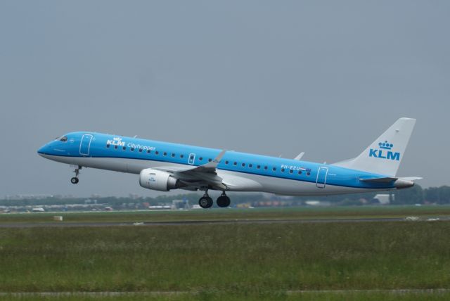 Embraer ERJ-190 (PH-EZU) - KLM Cityhopper EMB190-195 cn522 Take Off RWY36L 22-5-2018