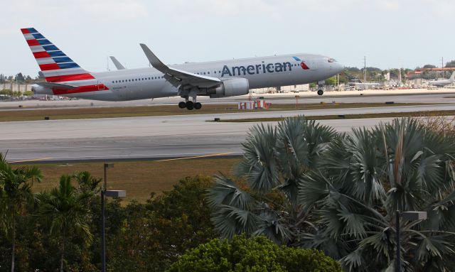 BOEING 767-300 (N342AN) - KMIA 4-13-2016