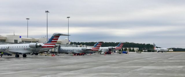 Canadair Regional Jet CRJ-700 (N516AE) - A busy American ramp.  3 crjs and a 737!