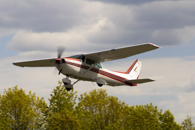 Cessna Skyhawk (N63512) - Standing at the end on runway 02 at 4B8 capturing 512’s departure 