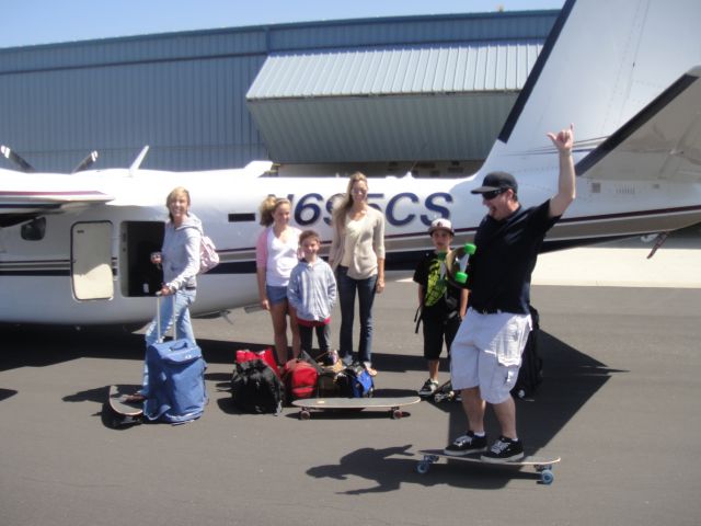 Gulfstream Aerospace Jetprop Commander (N695CS) - Loading up for a weekend in San Diego