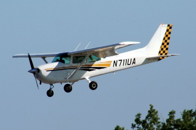 N711UA — - Photographed on 15-July-11, approaching rwy 25.