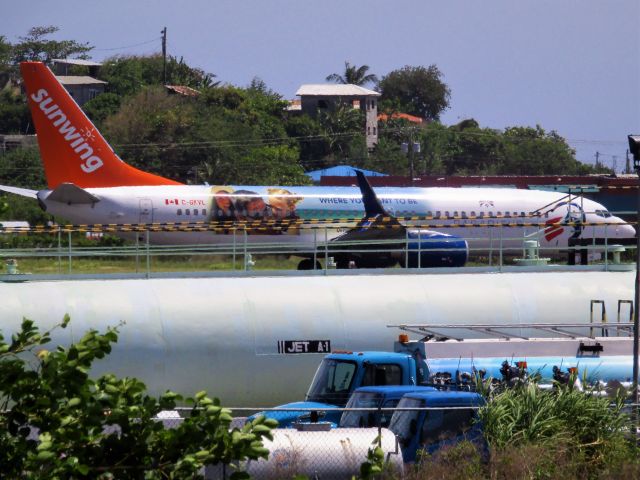 Boeing 737-800 (C-GKVL)