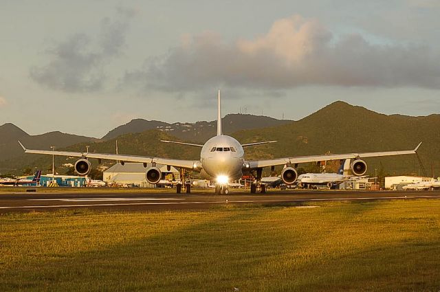 Airbus A340-300 (F-GLZT)