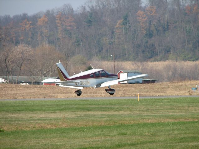 Piper Cherokee (N7960N) - Landing at Penn Valley