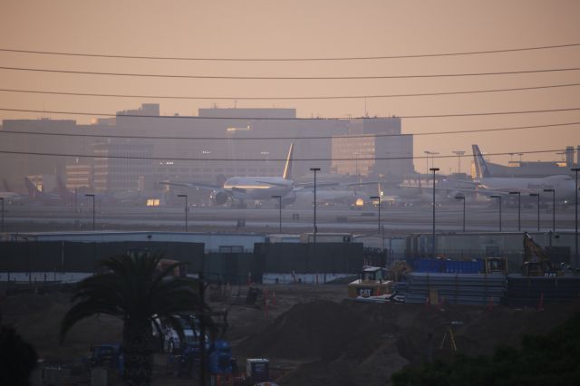 BOEING 777-300ER (N2332U)