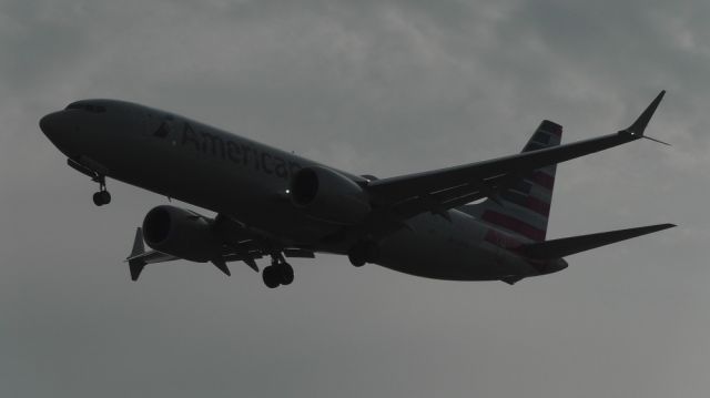Boeing 737 MAX 8 (N302UD)