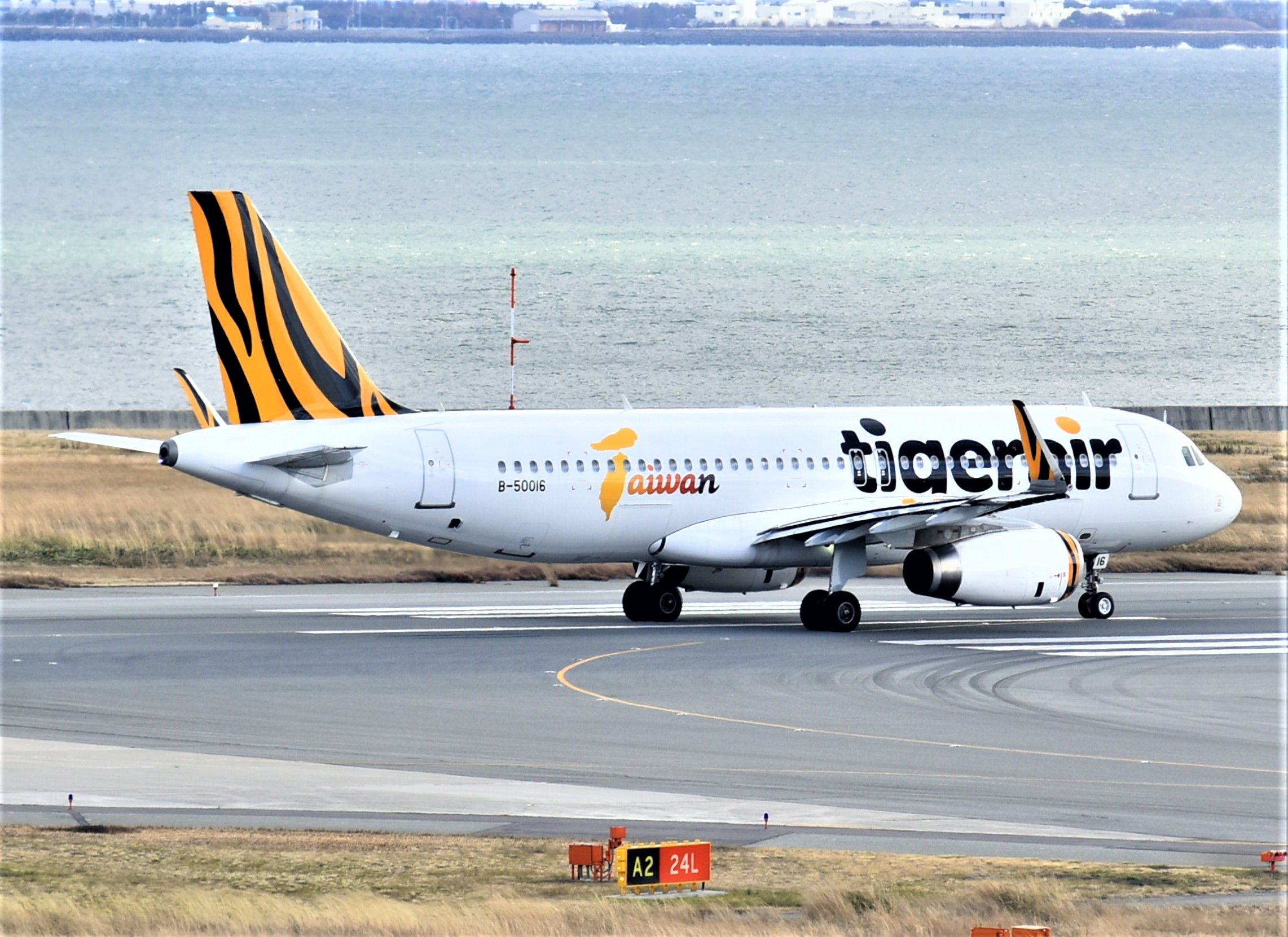 Airbus A320 (B-50016)