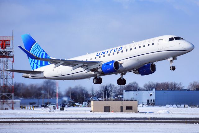 Embraer 175 (N614UX) - ExpressJet (dba United Express) ERJ-175LL with the new United Airlines paint scheme