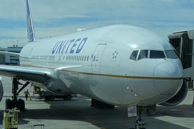 Boeing 777-200 (N27015) - N27015 pulling in from the hangars. This would operate a flight to Maui.