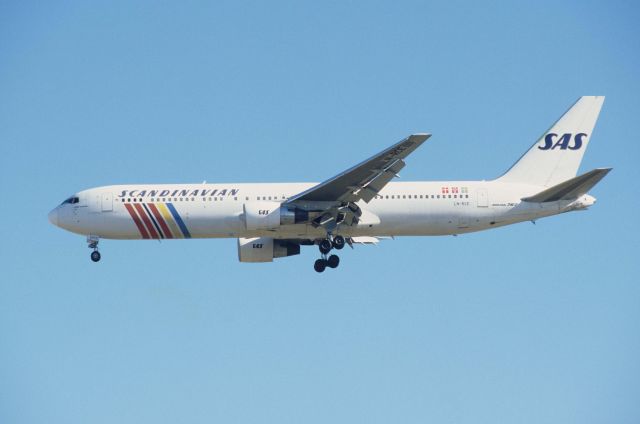 BOEING 767-300 (LN-RCE) - Final Approach to Narita Intl Airport Rwy34L on 1997/01/03