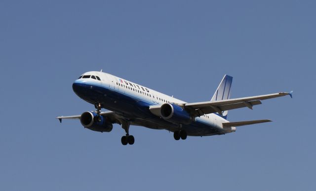 Airbus A320 (N452UA)