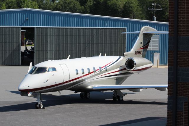 Bombardier Challenger 300 (N88RC)