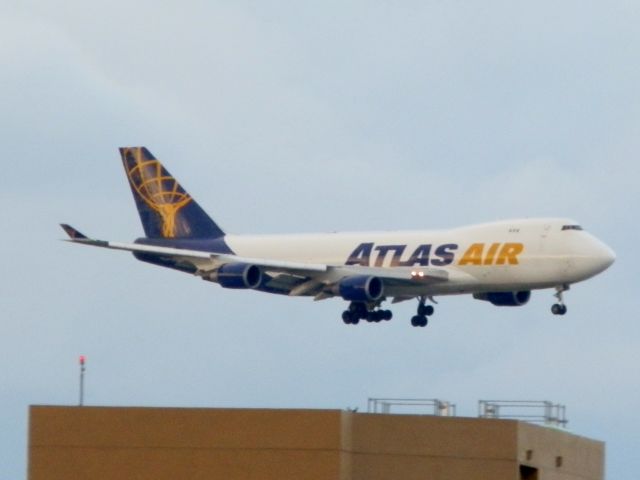 Boeing 747-400 (N497MC)