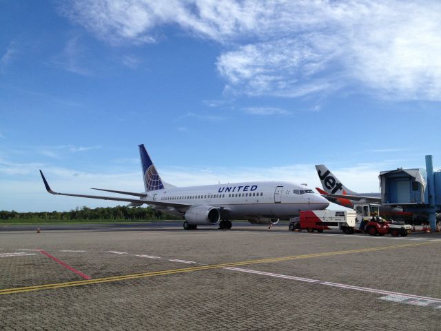 Boeing 737-700 (UAL98) - N14735