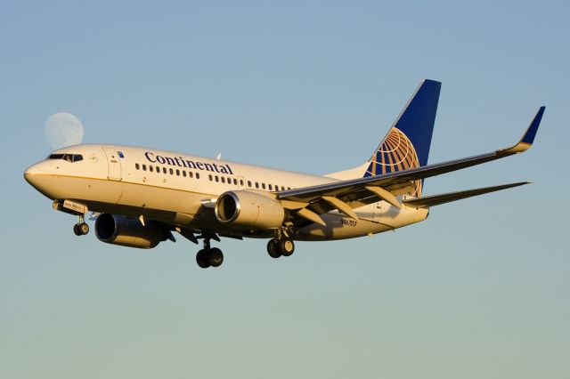 Boeing 737-700 (N16703) - Oct. 12, 2008.