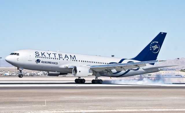 BOEING 767-200 (XA-JBC) - AeroMexico Skyteam 767-200ER landing at McCarran.