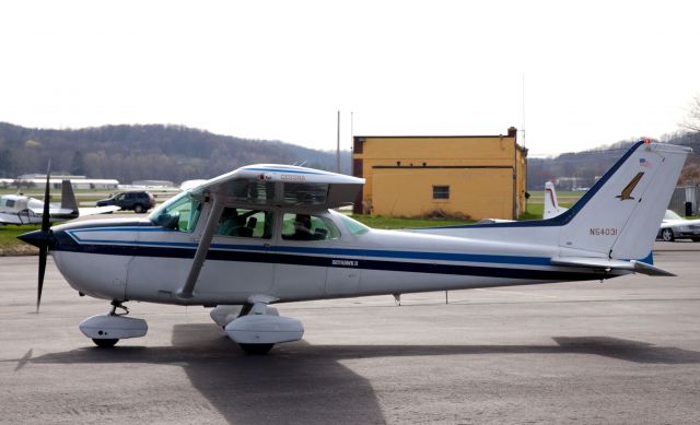 Cessna Skyhawk (N54031) - At the RELIANT AIR ramp, where you find the lowest fuel price on the Danbury (KDXR) airport.