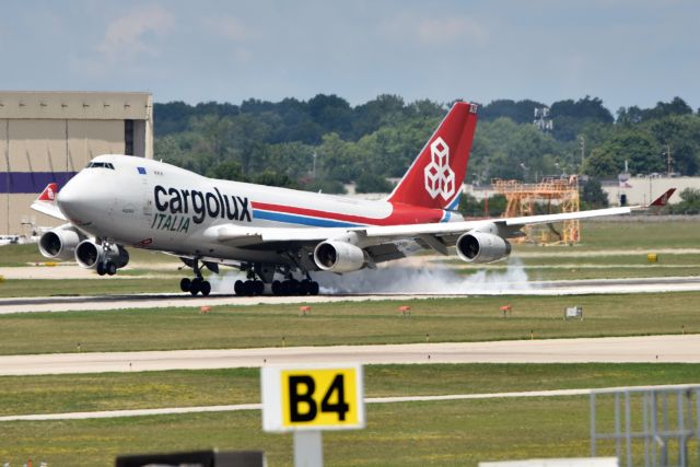 Boeing 747-400 (LX-YCV) - Smoking the main's! 23-R