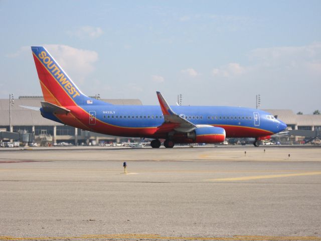 Boeing 737-700 (N433LV) - Holding on RWY 19R