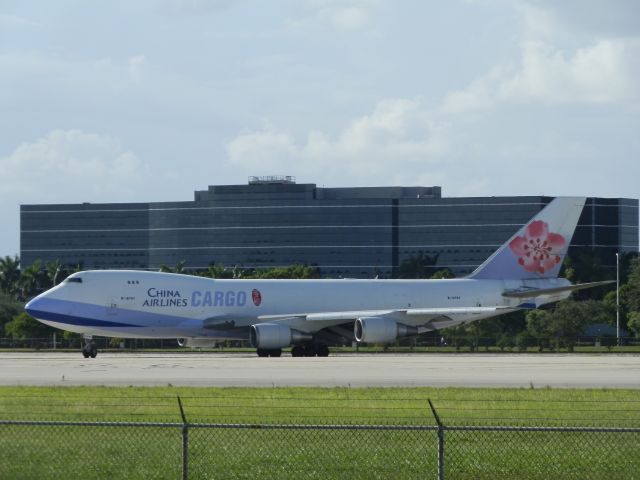 Boeing 747-400 (B-18707)