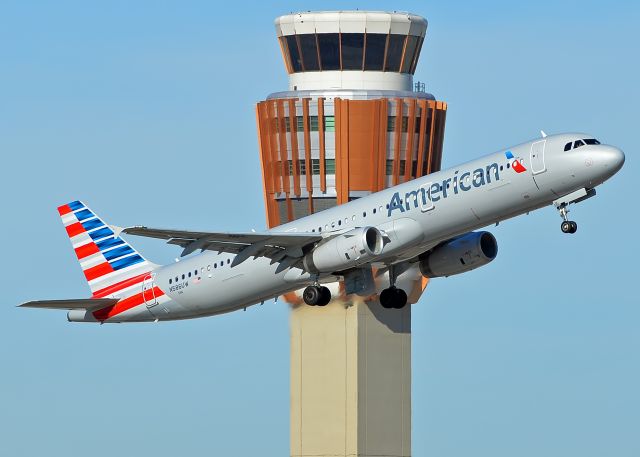 Airbus A321 (N586UW)